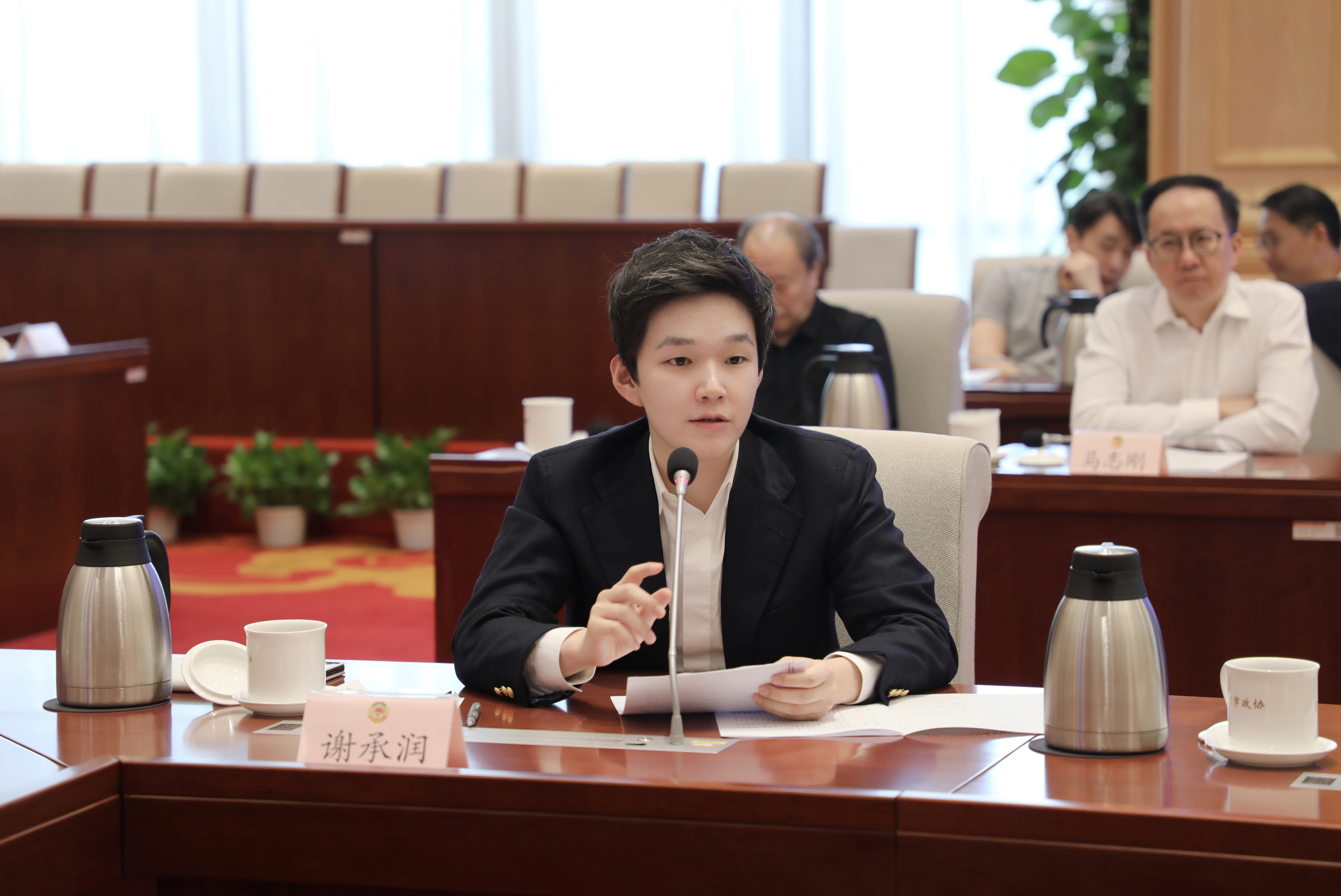 л�����ϯ��������Э�ڶ����ȸ۰�ίԱѧϰ��̸�� ��������ҽҩ���쿪չ